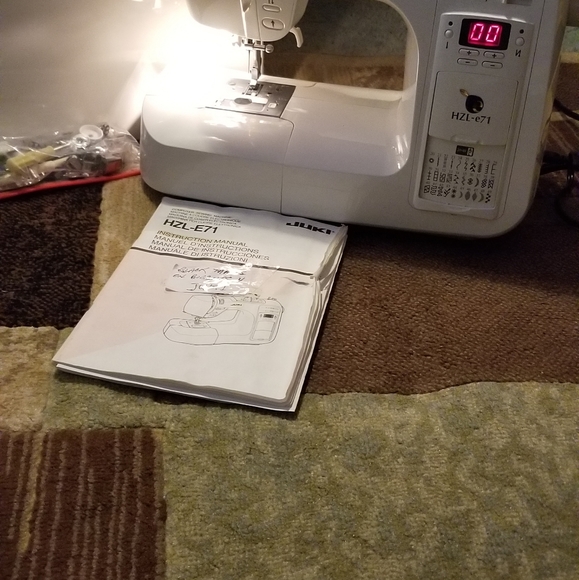 Computer sewing machine with case - Picture 2 of 3